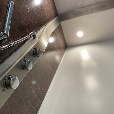 Randor Hotel Sapporo Suites Kamer foto Shower controls