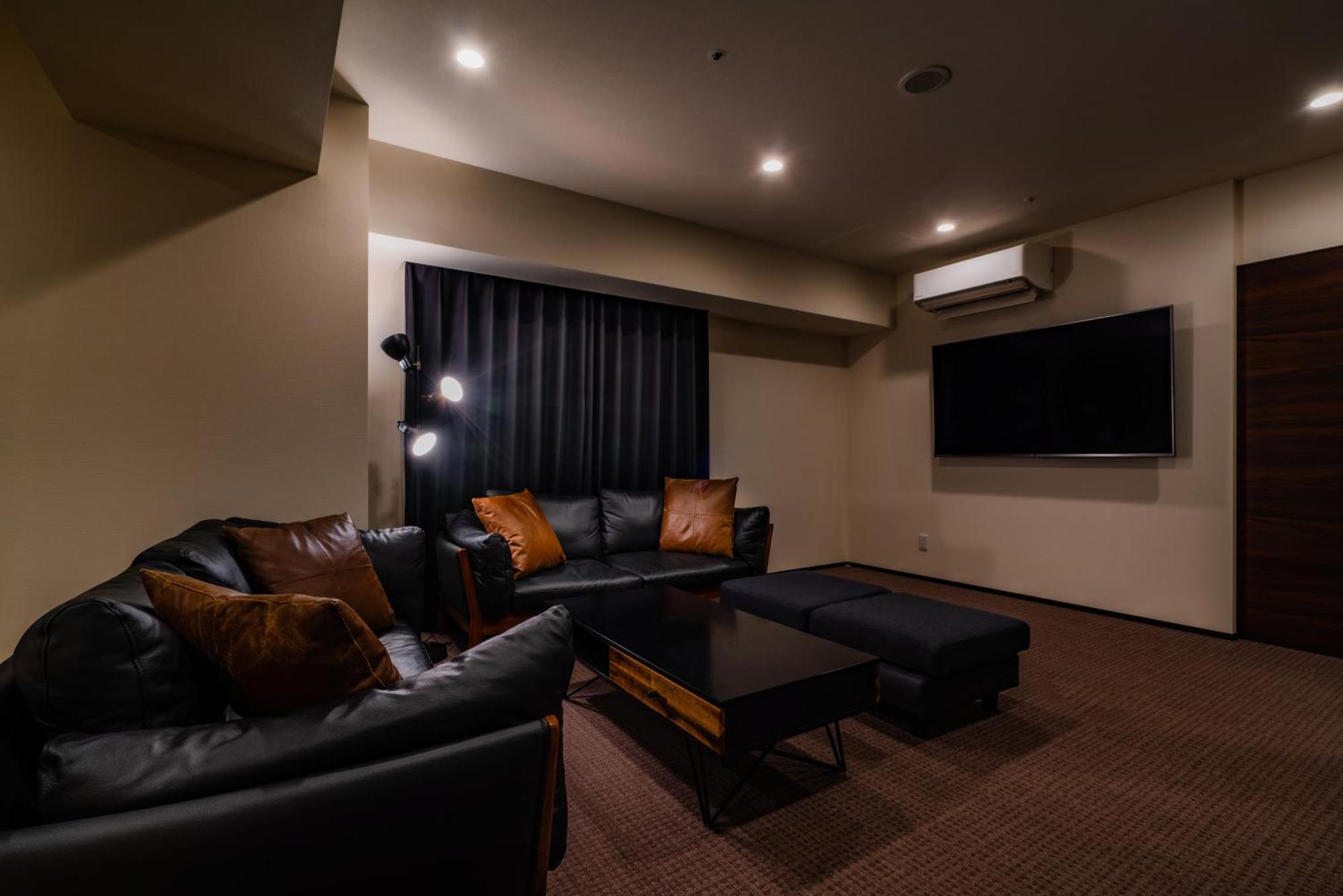Randor Hotel Sapporo Suites Kamer foto A private karaoke box in Japan