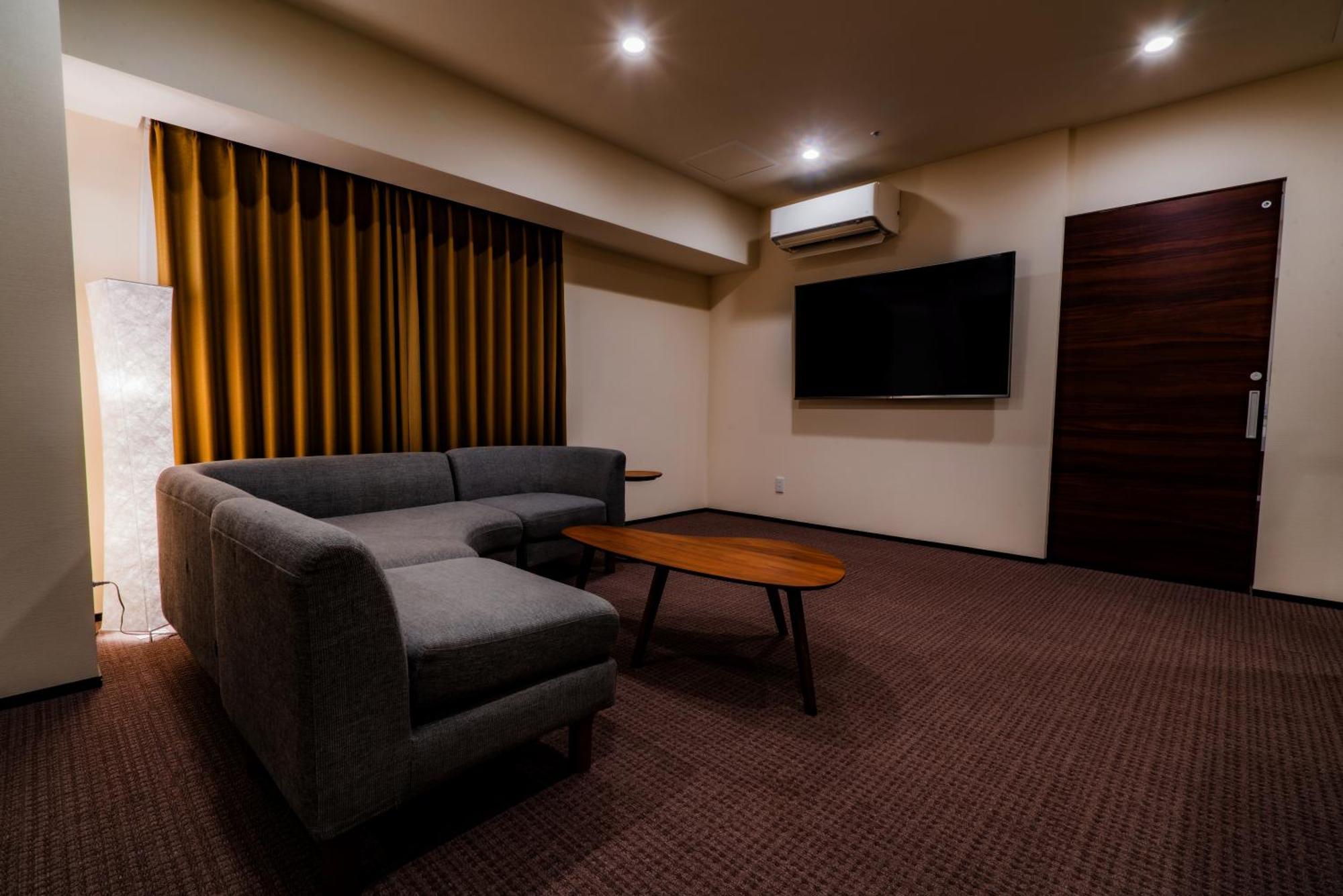 Randor Hotel Sapporo Suites Kamer foto A living room in a hotel