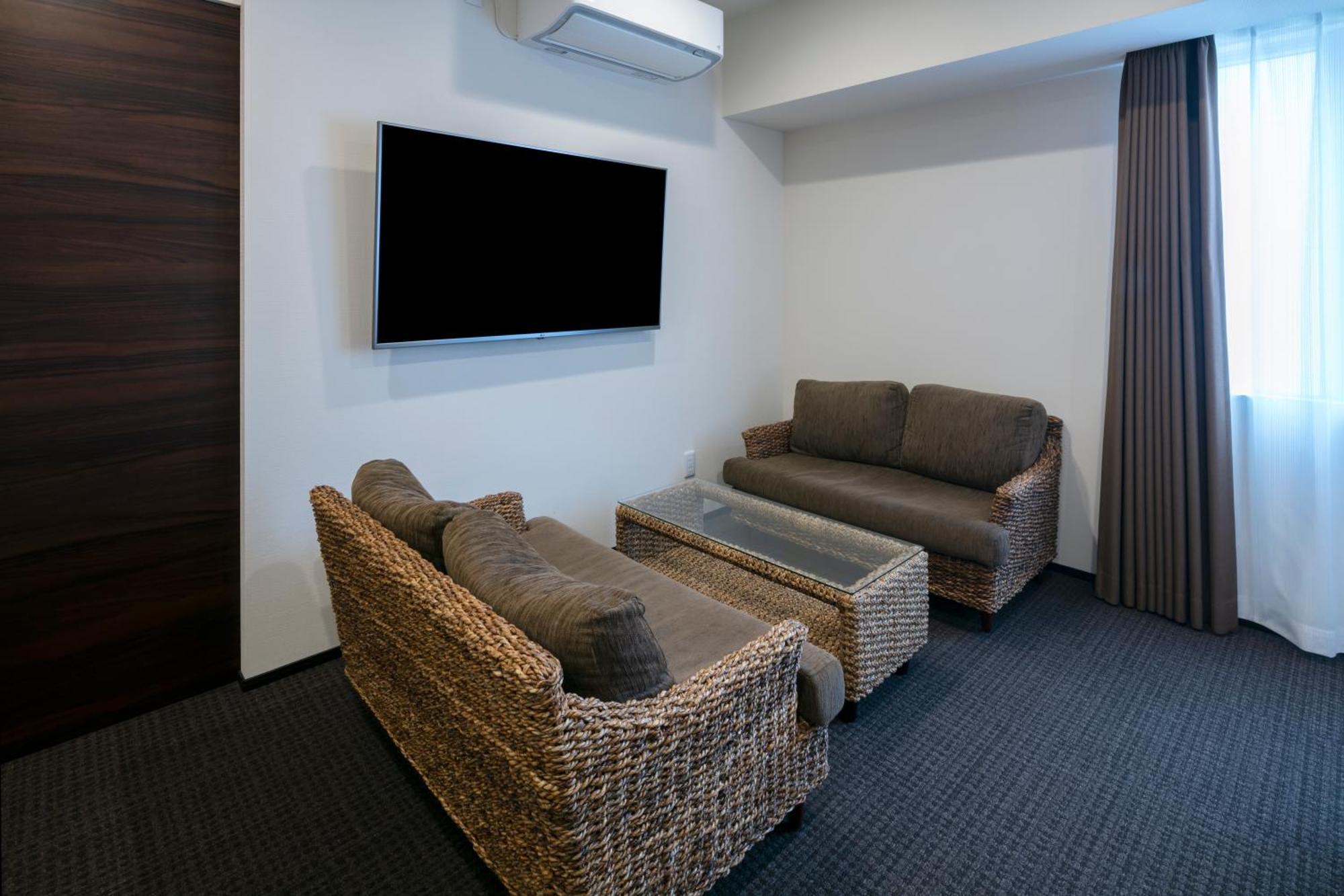 Randor Hotel Sapporo Suites Kamer foto A living room with a television
