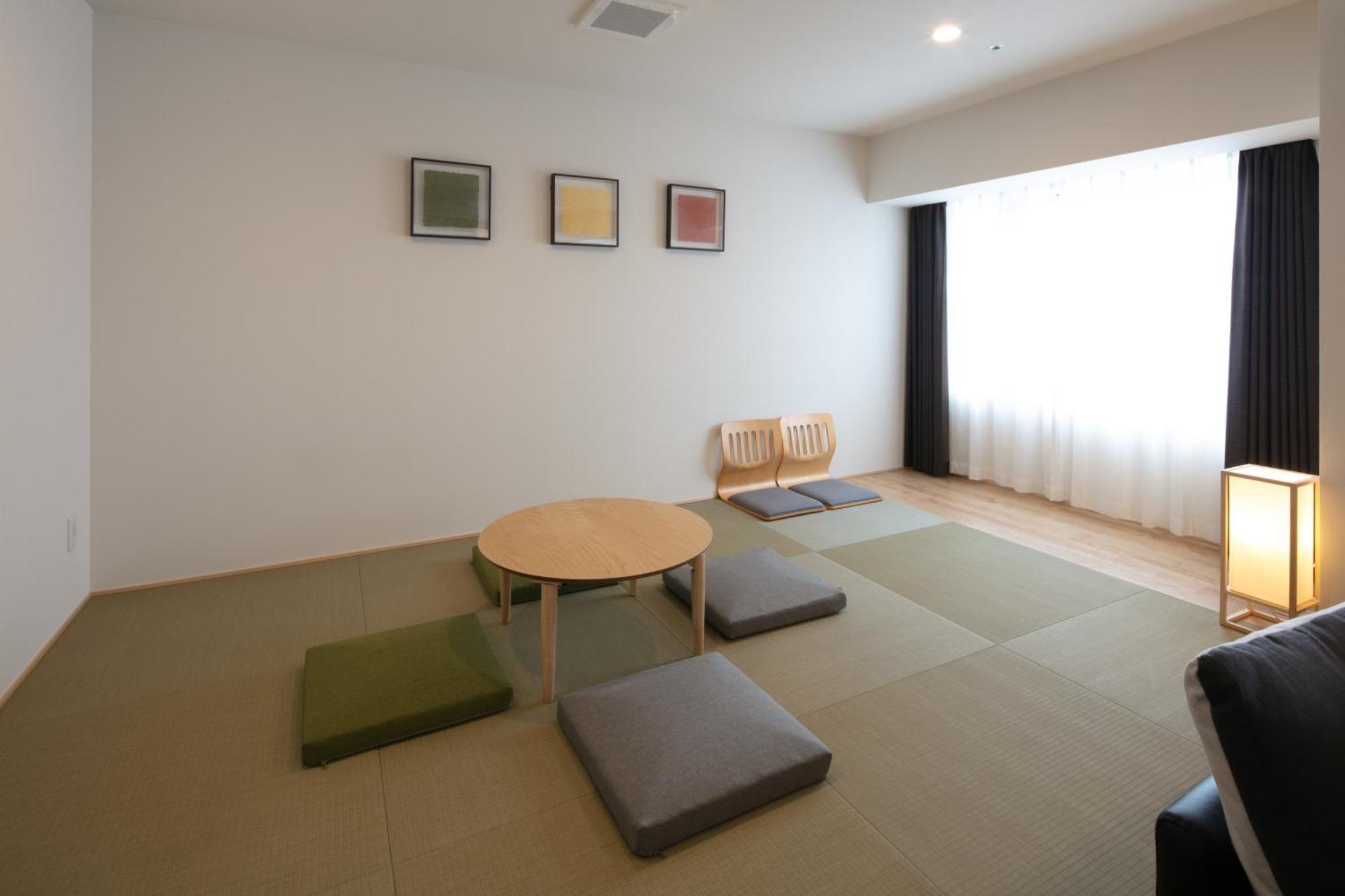 Randor Hotel Sapporo Suites Kamer foto A room with a tatami floor
