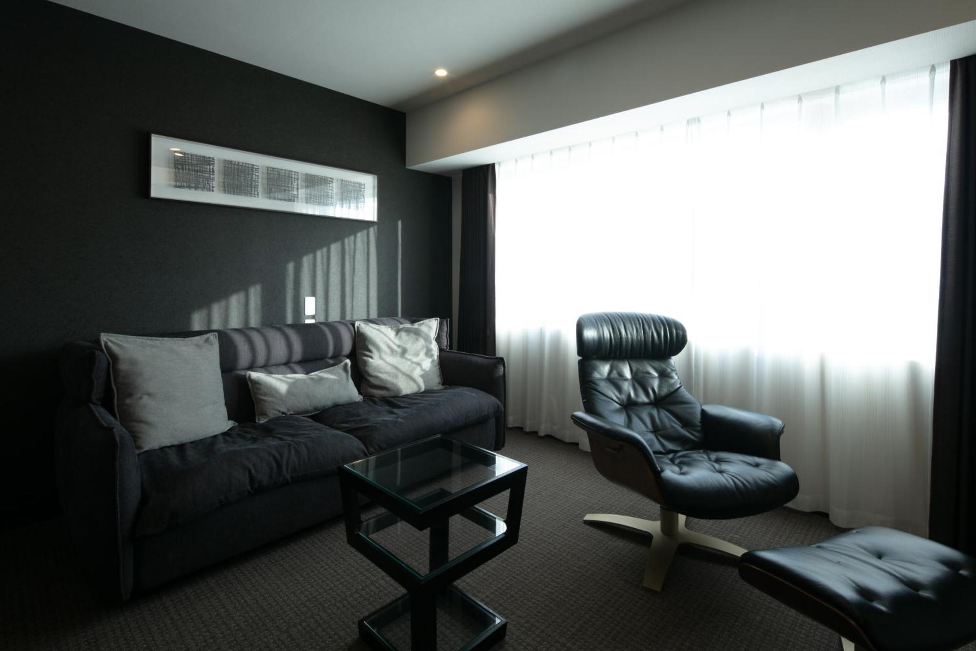 Randor Hotel Sapporo Suites Kamer foto A living room in a private house