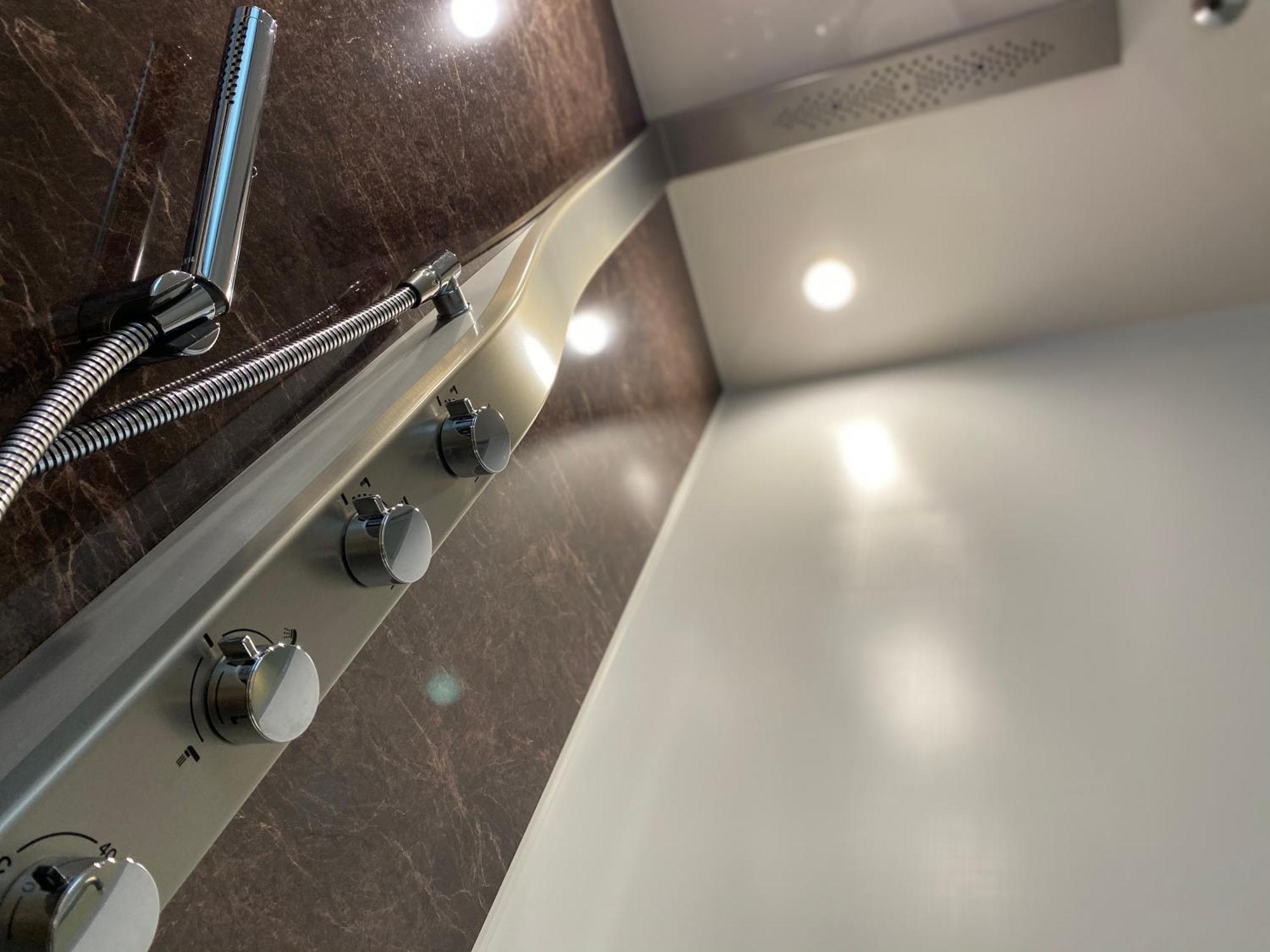 Randor Hotel Sapporo Suites Kamer foto Shower controls